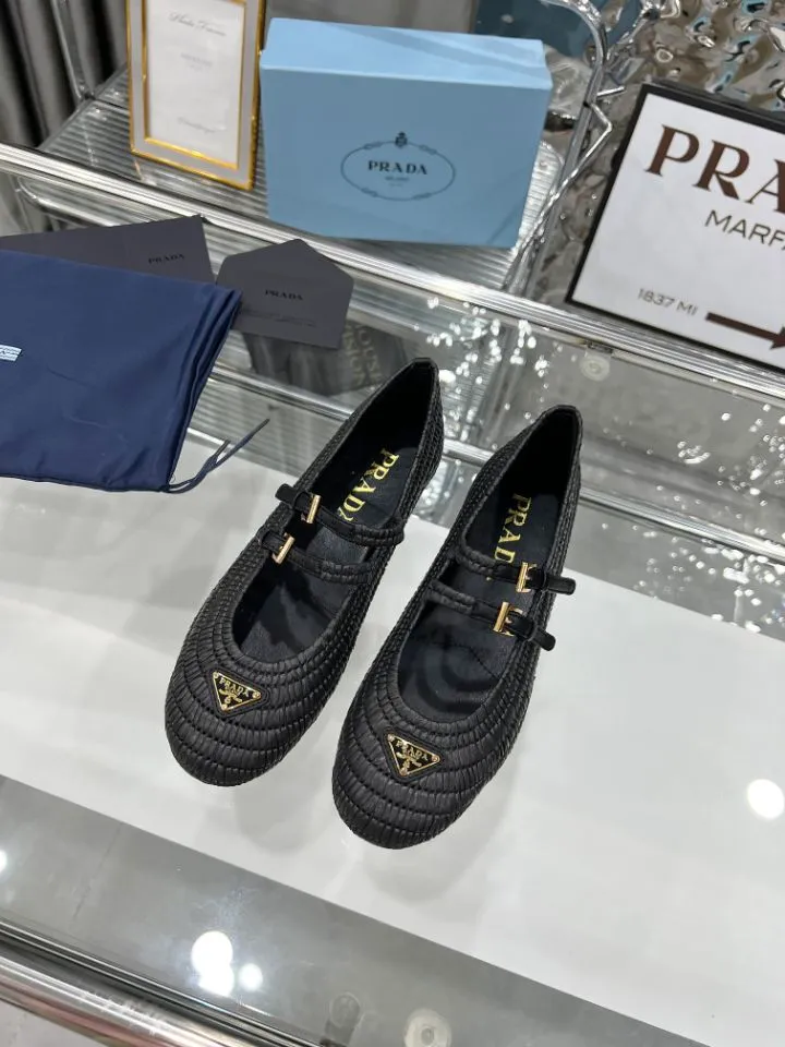 👟👟Ex-factory price 660👟👟 25ss ❤❤PRADA new summer espadrille shoes PRAD summer limited Prada espadrille shoes This time, the ballet shoe silhouette reinterprets the classic from a new seasonal perspective. Prada's summer style reflects the brand's ever-evolving aesthetic 🔥 Softly deconstructed flat silhouettes 🔥 Rooted in a new concept of formal style. 🔥Female elements are reinterpreted with a light attitude, and natural materials enhance the seasonal atmosphere. 🔥Add texture and lazy elegance. The entire pair of shoes has 3888 holes with intricate workmanship. The imported raffia is all hand-woven. The original version is made 1:1. Sizes 35-41 (no rush orders!!!)